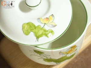 Hũ có nắp men kem vẽ hoa Sen vàng, đường kính 12cm