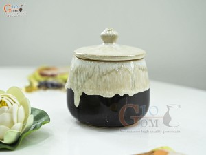 Hũ có nắp men kem đắp nổi hoa Sen, cao 12cm