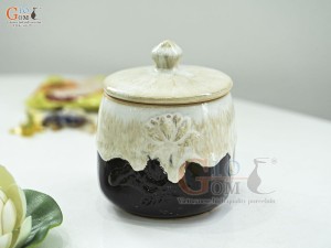 Hũ có nắp men kem đắp nổi hoa Sen, cao 12cm