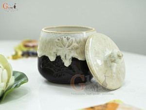 Hũ có nắp men kem đắp nổi hoa Sen, cao 12cm