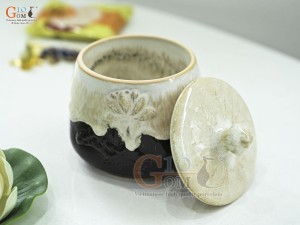 Hũ có nắp men kem đắp nổi hoa Sen, cao 12cm