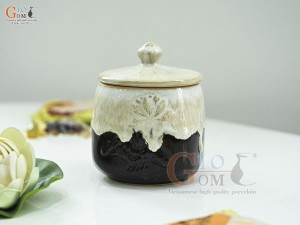 Hũ có nắp men kem đắp nổi hoa Sen, cao 12cm