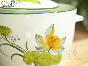 Hũ vát có nắp men kem vẽ hoa Sen vàng, đường kính 12,5cm