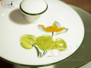 Hũ vát có nắp men kem vẽ hoa Sen vàng, đường kính 12,5cm