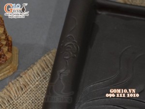 Khay chữ nhật gốm đen khắc hoa, 32.5x20cm