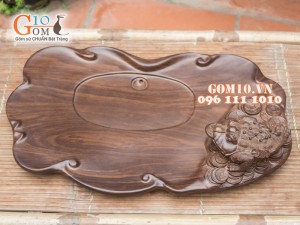 Khay gỗ nâu khắc cóc ngậm tiền
