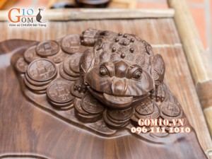Khay gỗ nâu khắc cóc ngậm tiền