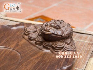 Khay gỗ nâu khắc cóc ngậm tiền