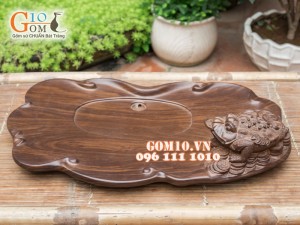 Khay gỗ nâu khắc cóc ngậm tiền