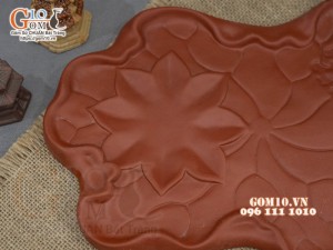 Khay gốm đỏ đắp nổi hoa sen, 32x20cm