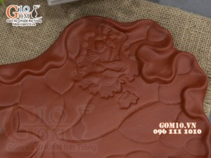 Khay gốm đỏ đắp nổi hoa sen, 32x20cm