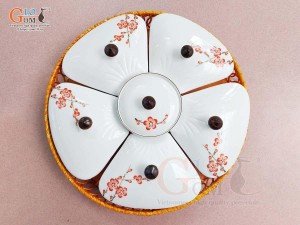 Khay mứt 5 cánh men trắng vẽ hoa Đào đỏ (Kèm khay mây)