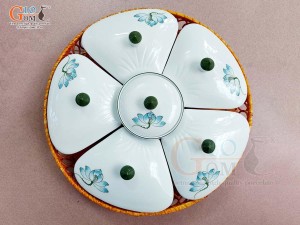 Khay mứt 5 cánh men trắng vẽ hoa Sen xanh (Kèm khay mây)