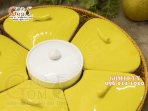 Khay mứt Tết hoa 5 cánh, màu vàng, khay mây 33cm