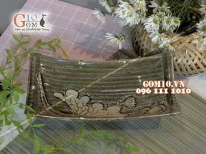 Khay thuyền men gấm vàng khắc sen, cạnh 29x15cm