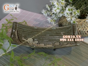 Khay thuyền men gấm vàng khắc sen, cạnh 29x15cm