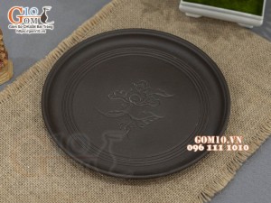 Khay tròn gốm đen khắc hoa, đường kính 22cm