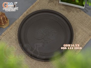 Khay tròn gốm đen khắc hoa, đường kính 22cm
