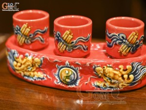 Kỷ cong 3 chén men màu đắp nổi Rồng Như Ý nền đỏ