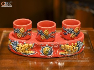 Kỷ cong 3 chén men màu đắp nổi Rồng Như Ý nền đỏ