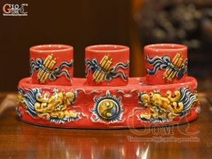 Kỷ cong 3 chén men màu đắp nổi Rồng Như Ý nền đỏ