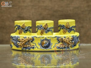 Kỷ cong 3 chén men màu đắp nổi Rồng Như Ý nền vàng