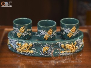 Kỷ cong 3 chén men màu đắp nổi Rồng Như Ý nền xanh lục bảo