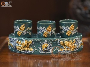 Kỷ cong 3 chén men màu đắp nổi Rồng Như Ý nền xanh lục bảo