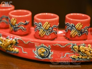 Kỷ cong 5 chén men màu đắp nổi Rồng Như Ý nền đỏ