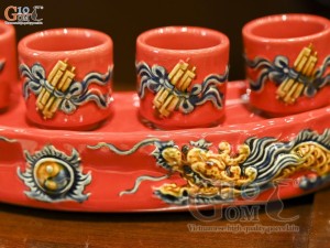 Kỷ cong 5 chén men màu đắp nổi Rồng Như Ý nền đỏ