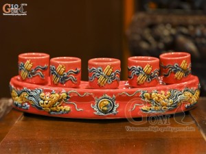 Kỷ cong 5 chén men màu đắp nổi Rồng Như Ý nền đỏ
