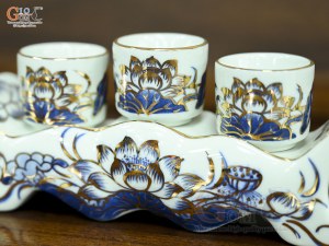 Kỷ ngai 3 chén men lam vẽ Sen Đại Cát vẽ vàng