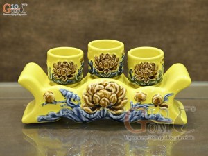 Kỷ ngai 3 chén men màu đắp nổi Sen Cát Tường nền vàng