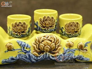 Kỷ ngai 3 chén men màu đắp nổi Sen Cát Tường nền vàng