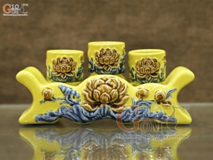 Kỷ ngai 3 chén men màu đắp nổi Sen Cát Tường nền vàng