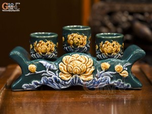 Kỷ ngai 3 chén men màu đắp nổi Sen Cát Tường nền xanh lục bảo