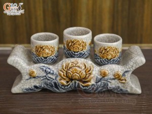 Kỷ ngai 3 chén men rạn đắp nổi Sen Cát Tường