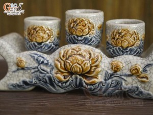Kỷ ngai 3 chén men rạn đắp nổi Sen Cát Tường