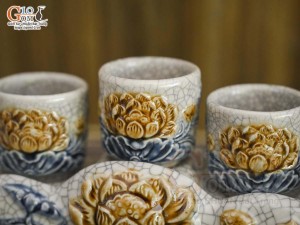 Kỷ ngai 3 chén men rạn đắp nổi Sen Cát Tường