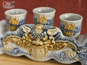 Kỷ ngai 3 chén men rạn Long Trấn đắp nổi Rồng (kỷ đại)