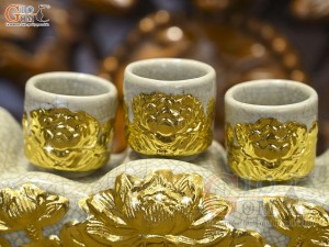 Kỷ ngai 3 men rạn đắp nổi hoa Sen Cát Tường dát vàng 24k