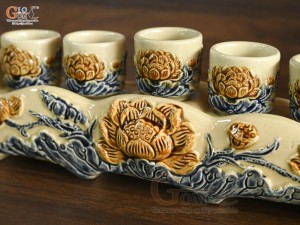 Kỷ ngai 5 chén men hoàng tộc đắp nổi Sen Cát Tường