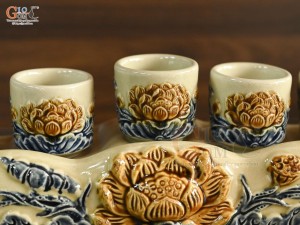 Kỷ ngai 5 chén men hoàng tộc đắp nổi Sen Cát Tường