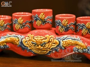 Kỷ ngai 5 chén men màu đắp nổi Rồng Như Ý nền đỏ