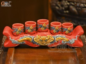 Kỷ ngai 5 chén men màu đắp nổi Rồng Như Ý nền đỏ