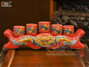Kỷ ngai 5 chén men màu đắp nổi Rồng Như Ý nền đỏ
