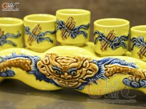 Kỷ ngai 5 chén men màu đắp nổi Rồng Như Ý nền vàng