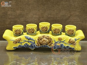 Kỷ ngai 5 chén men màu đắp nổi Sen Cát Tường nền vàng