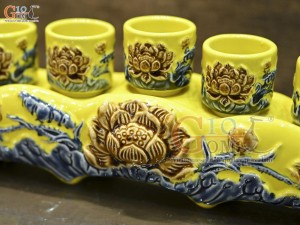 Kỷ ngai 5 chén men màu đắp nổi Sen Cát Tường nền vàng