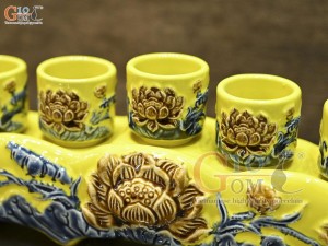 Kỷ ngai 5 chén men màu đắp nổi Sen Cát Tường nền vàng